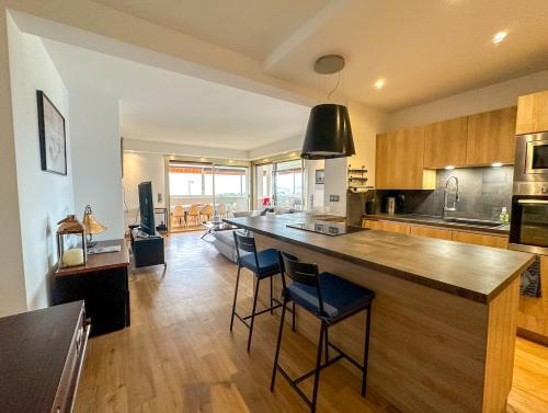 - une cuisine avec une grande île dans une chambre dans l'établissement Vue Mer, face Port, proximité Centre et Plage, à Antibes