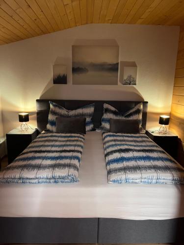 uma cama com duas almofadas num quarto em Ferienwohnung Elisa em Winklern