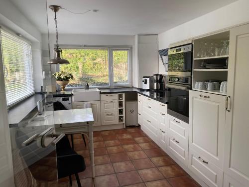 a kitchen with white cabinets and a counter top at Erholung am Deich in Glückstadt