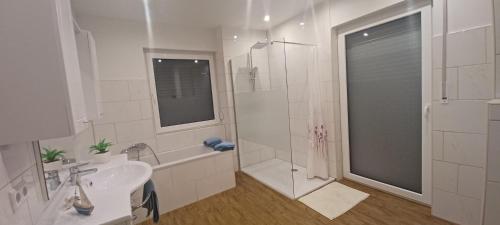アウリッヒにあるFerienhaus Luisaの白いバスルーム(シャワー、シンク付)