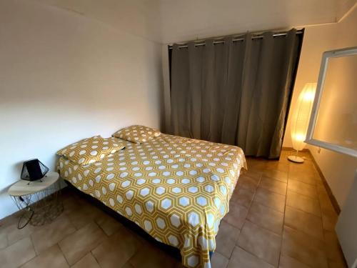 une petite chambre avec un lit et une table dans l'établissement Appartement cocooning Terrasse - Centre Hist- Clim, à Aix-en-Provence