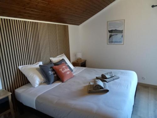 Una cama blanca con almohadas y una bandeja. en La Méridienne - Chambres d'hôtes, en Venterol