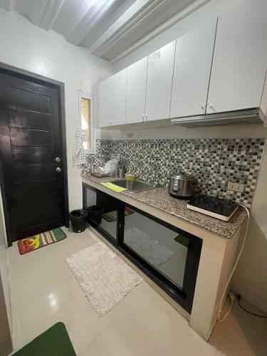 Kuchyň nebo kuchyňský kout v ubytování Townhouse 2 Two Bedrooms in Bacolor near San Fernando