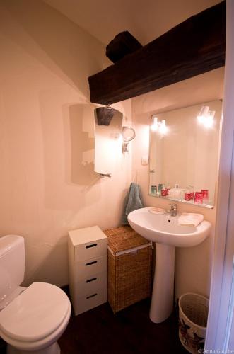 une salle de bain avec des toilettes blanches et un lavabo dans l'établissement Maison Lavande, à Varen