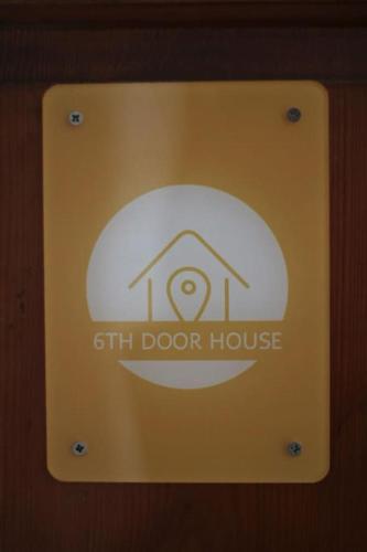 a sign on the door of a floor house at 6th DOOR HOUSE in Pisa