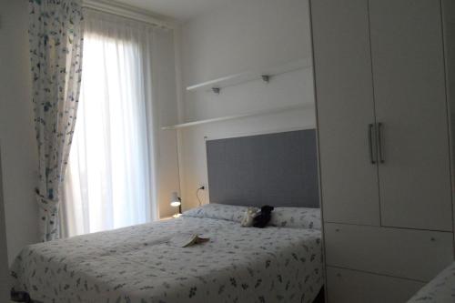 ein Schlafzimmer mit einem Bett mit einer Katze drauf in der Unterkunft Lovely holiday home with fenced garden and pool in Bibione