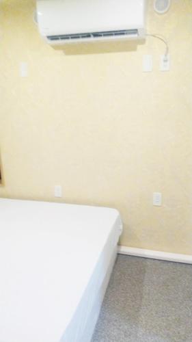 a room with a air conditioner on the wall at Hananogo Ikebukuro - Vacation STAY 16082v in Tokyo