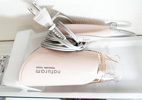 um par de óculos numa caixa numa prateleira em Hananogo Ikebukuro - Vacation STAY 16082v em Tóquio