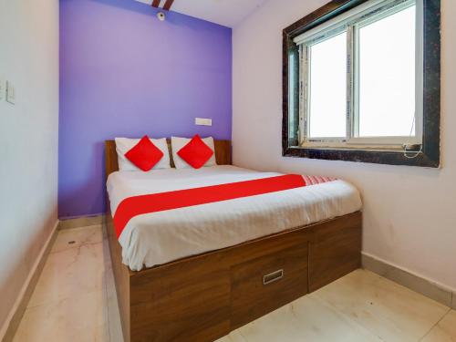 um pequeno quarto com uma cama e uma janela em OYO Flagship BABLU GRAND IN HOTEL em Hyderabad