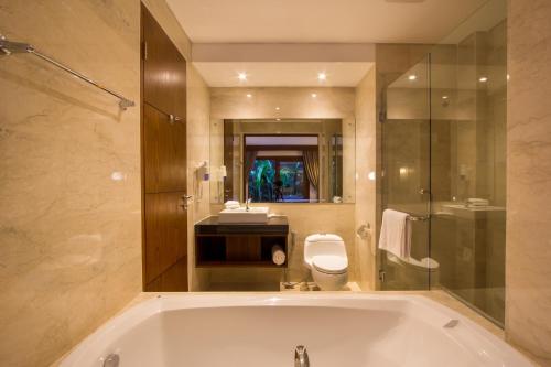 Een badkamer bij M Suite Bali