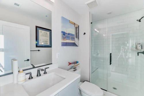 Ένα μπάνιο στο Modern Townhouse w/