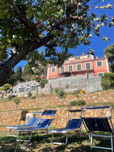 two beach chairs sitting in front of a building at Villa Bice in Bergeggi