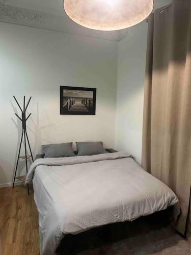 - une chambre avec un lit et une grande couverture blanche dans l'établissement Brand new flat Eiffel Tower, à Paris