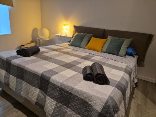 ein Schlafzimmer mit einem Bett mit zwei Handtüchern darauf in der Unterkunft T21 Holiday in Bergamo