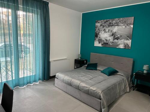 een slaapkamer met een bed en een groene muur bij Lotelito Apartment in Fisciano