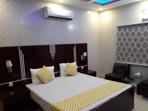 Ένα ή περισσότερα κρεβάτια σε δωμάτιο στο Pramier Inn Near Agha Khan Hospital