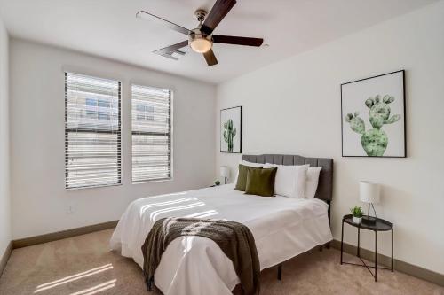 - une chambre blanche avec un lit et un ventilateur de plafond dans l'établissement Modern CozySuites on the Town Lake waterfront 16, à Tempe
