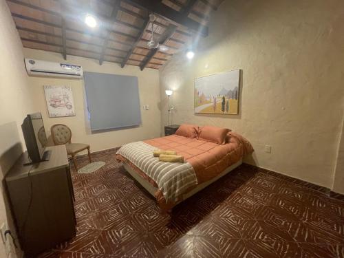 een slaapkamer met een bed en een flatscreen-tv bij Centro Asuncion departamento confortable in Asuncion