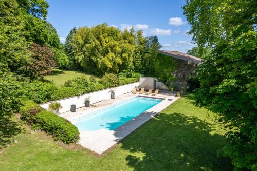 - une vue sur la piscine dans la cour dans l'établissement Belle maison de charme, à Lussac