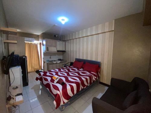 - une chambre avec un lit doté d'oreillers rouges dans l'établissement Megaroom Cinere Resort Apartment, à Gandul