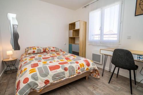 1 dormitorio con cama y escritorio en La Maison Vermeil - Grande maison moderne à Lavaur, en Lavaur