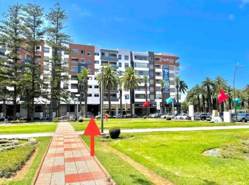 un parque con flechas rojas frente a un edificio en Superbe Appartement Meublé en Mohammedia