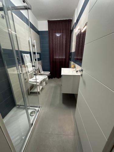 La salle de bains est pourvue d'une douche et d'un lavabo. dans l'établissement Lotelito Apartment, à Fisciano
