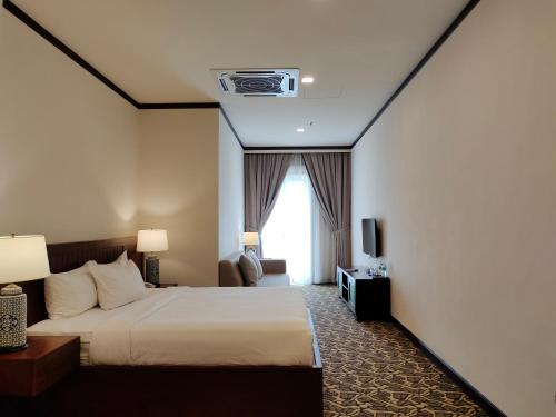 Кровать или кровати в номере Riviera Suites Melaka