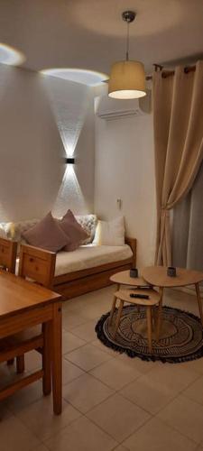 un salon avec un canapé et une table dans l'établissement Location appartement les pieds dans l'eau, Résidence Aqua Linda à Poggio-Mezzana, à Poggio-Mezzana