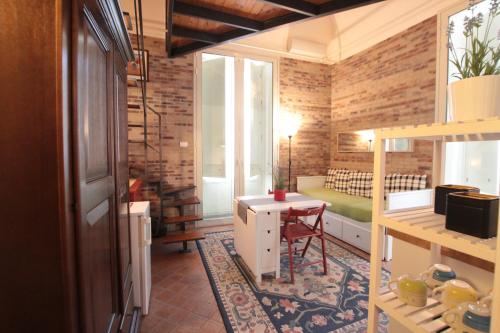 Habitación pequeña con mesa y silla en Amenano Apartments, en Catania