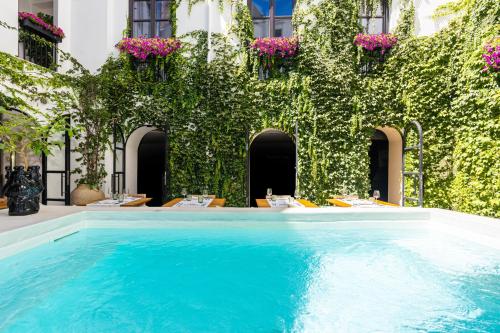 una piscina in un edificio con piante di Casa Nostra Luxury Suites & Spa a Palermo