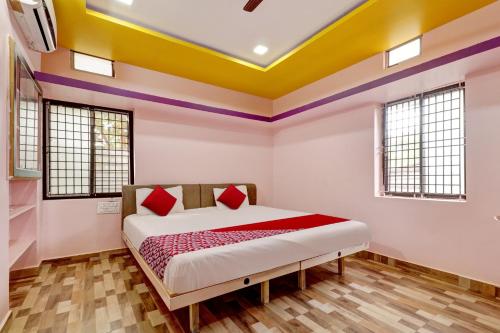 Een bed of bedden in een kamer bij OYO Sampige Heritage