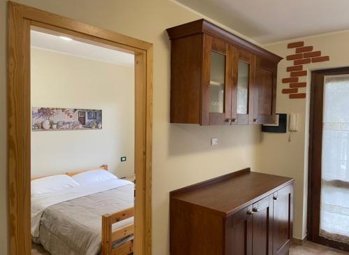 1 dormitorio con 1 cama y puerta a la cocina en Appartamento con Giardino e Box in Valmalenco en Torre di Santa Maria