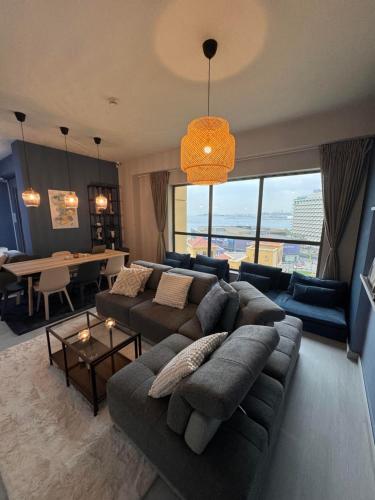 sala de estar con sofá y comedor en Urban Heaven, Premium Hostel - JBR - Walk To Beach, Metro Station, en Dubái