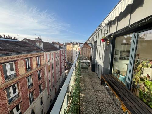 une vue d'une rue de la ville avec des bâtiments dans l'établissement 15min From Paris Center - Bright Large Top Floor - 4BD, à Asnières-sur-Seine