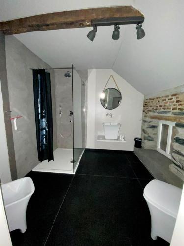 a bathroom with a shower and a sink at Wohnen direkt am Moselstrand in Bernkastel-Kues