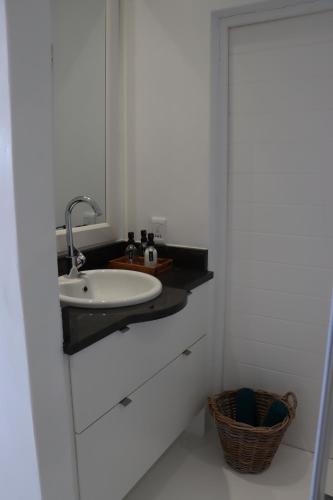 Ένα μπάνιο στο Nivenia Beach House