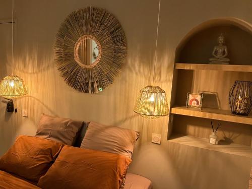1 dormitorio con cama, espejo y estanterías en SUITE Serenity Room SPA- Balnéothérapie en Saint-Étienne