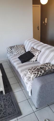 uma cama grande com almofadas num quarto em Spacieux appartement résidence calme em Fonsorbes
