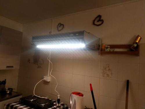 a light above a stove in a kitchen at Appartamento indipendente tra Amatrice e Leonessa in Favischio