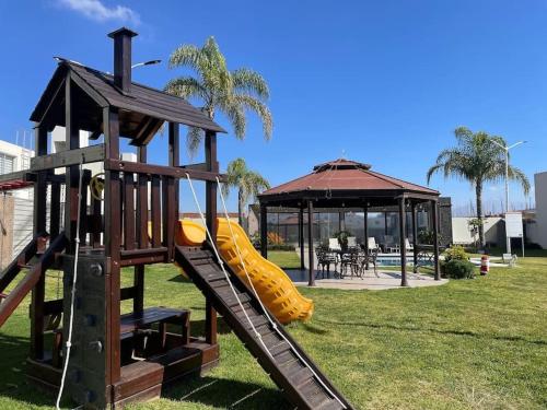 un parco giochi in legno con scivolo e gazebo di Workation Montpellier a Santa María Coronanco