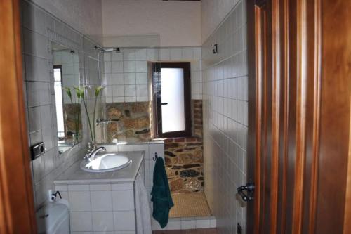 a bathroom with a sink and a mirror at Casa rural rio yeguas in Azuel