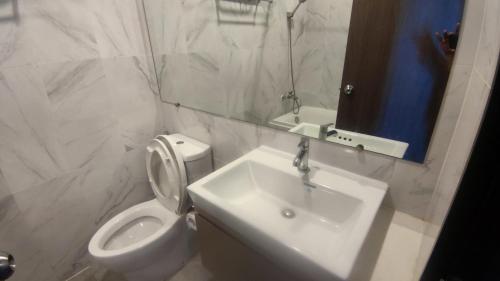 チェンマイにあるThe Prio Condoのバスルーム(洗面台、トイレ、鏡付)