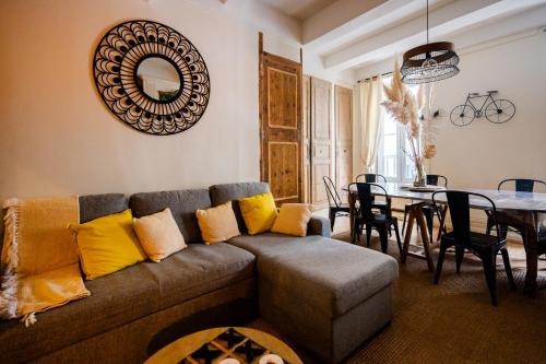 sala de estar con sofá y comedor en Gîte le pied du géant - Local sécurisé pour les vélos, en Tournon-sur-Rhône