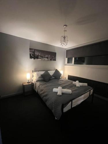Washington Residence في Usworth: غرفة نوم عليها سرير وفوط بيضاء