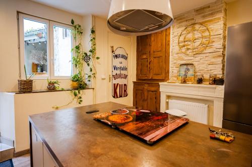 una cocina con una mesa y una bandeja de comida. en Gîte le pied du géant - Local sécurisé pour les vélos, en Tournon-sur-Rhône