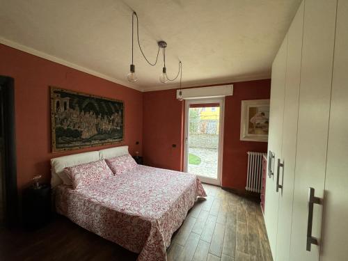 a bedroom with a bed and a painting on the wall at ElleCi Casa Vacanze in Mondovì