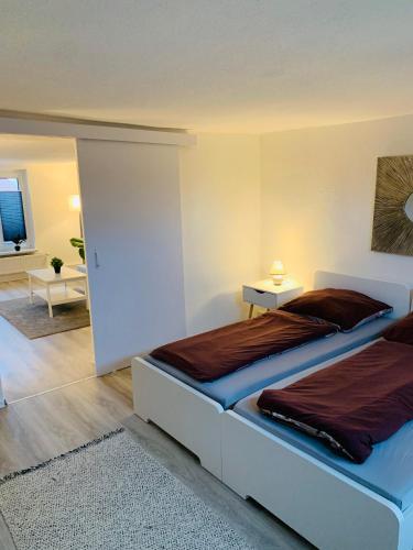 ein Schlafzimmer mit einem Bett und ein Wohnzimmer in der Unterkunft Blaue 8 -2 in Leezen