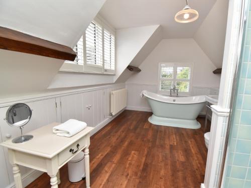 y baño con bañera blanca y lavamanos. en 3 Bed in Corfe Castle DC084, en Corfe Castle