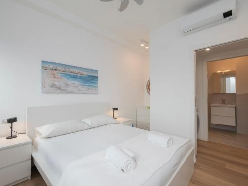 una camera bianca con letto bianco e specchio di [IHost Flat] - Giambellino 131-2 a Milano